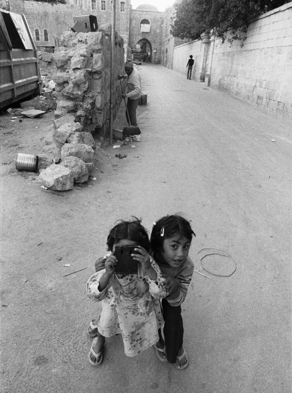 Figure 10: “The photographed photographer.” (Copyright Jean Mohr / Musée de l’Elysée 1979)