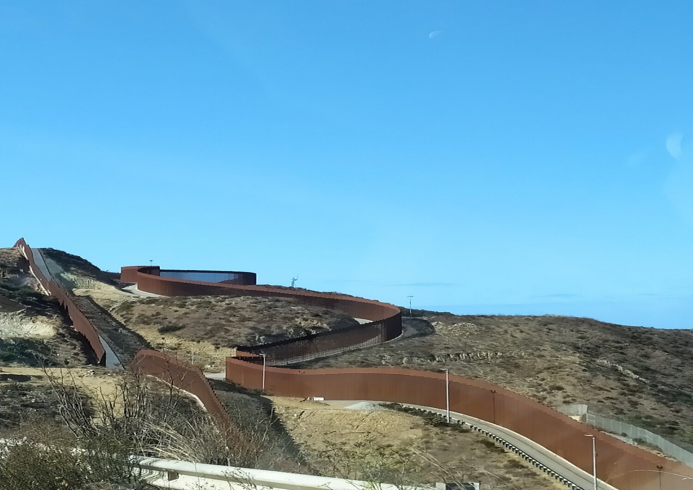 Figure 17: View of the double wall, Tijuana